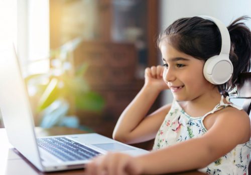 Niña utilizando nuestras soluciones tecnológicas para su educación.